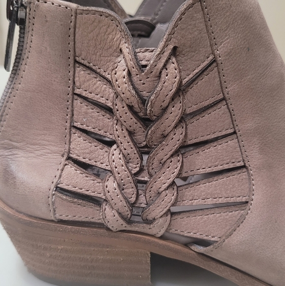 Vince Camuto PRESTETTA Pointed Toe Cut Out Side Braided Ankle Boots Sz 7.5M - Picture 6 of 11